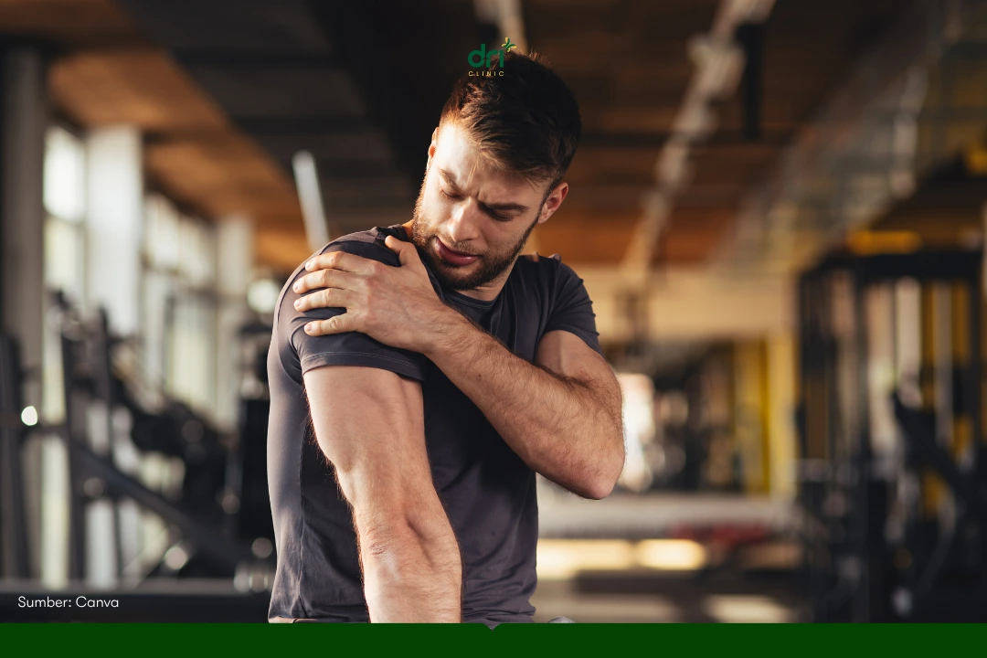 seorang cowok mengalami doms lengan tangan setelah latihan gym